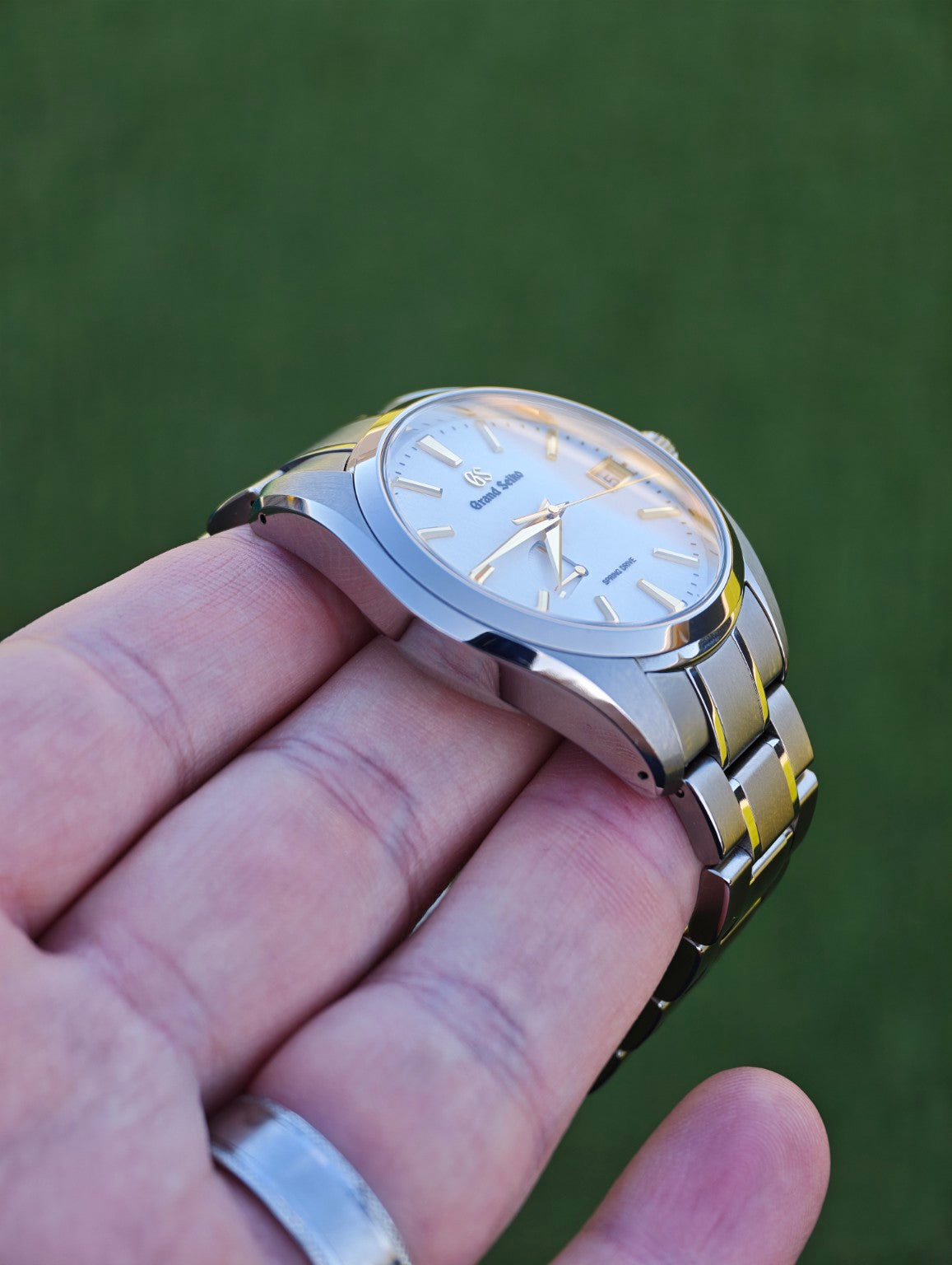 Grand Seiko SBGA259 Golden Snowflake titanium case profile and bracelet