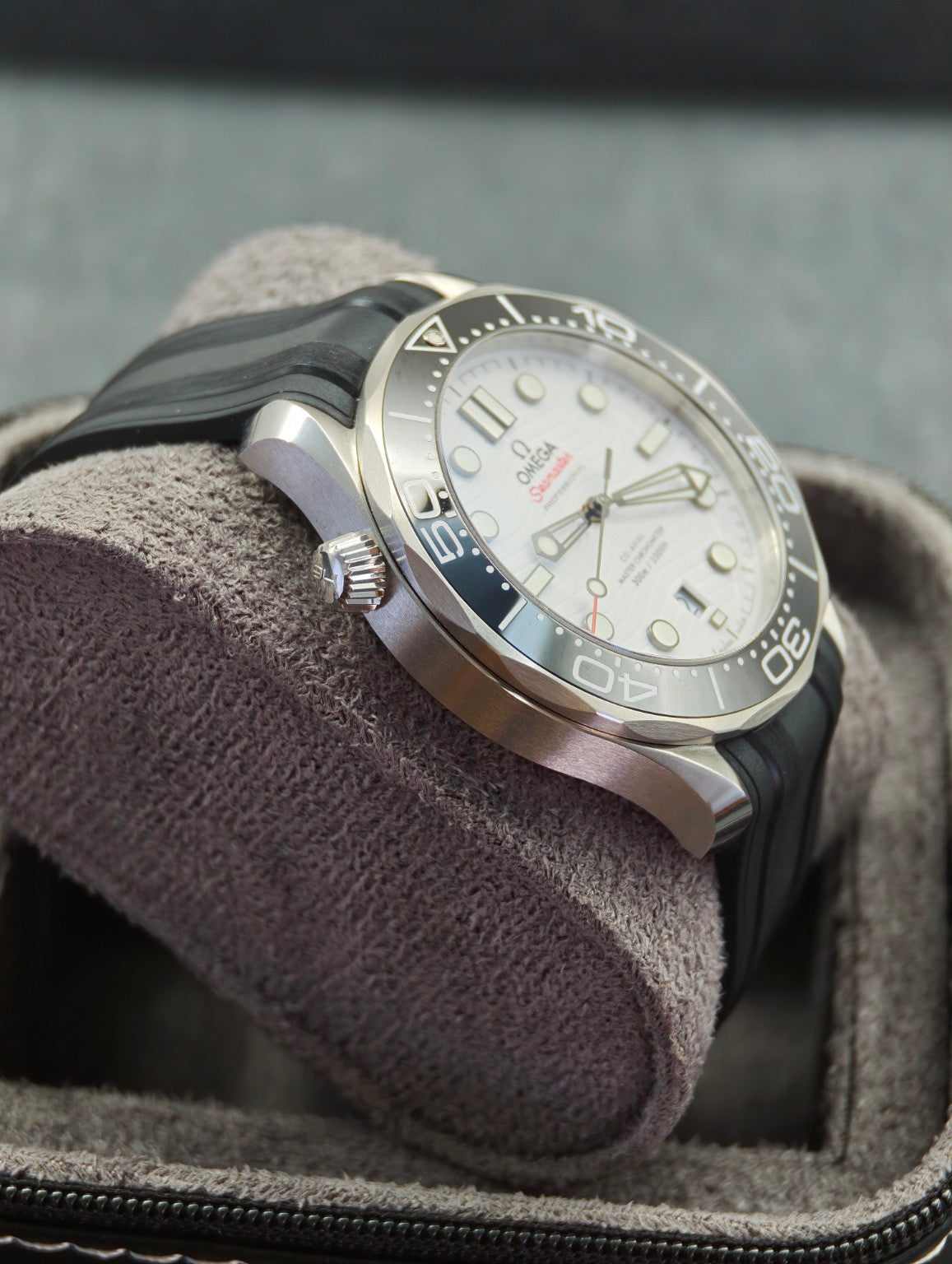 Omega Seamaster Diver 300M case profile and helium escape valve
