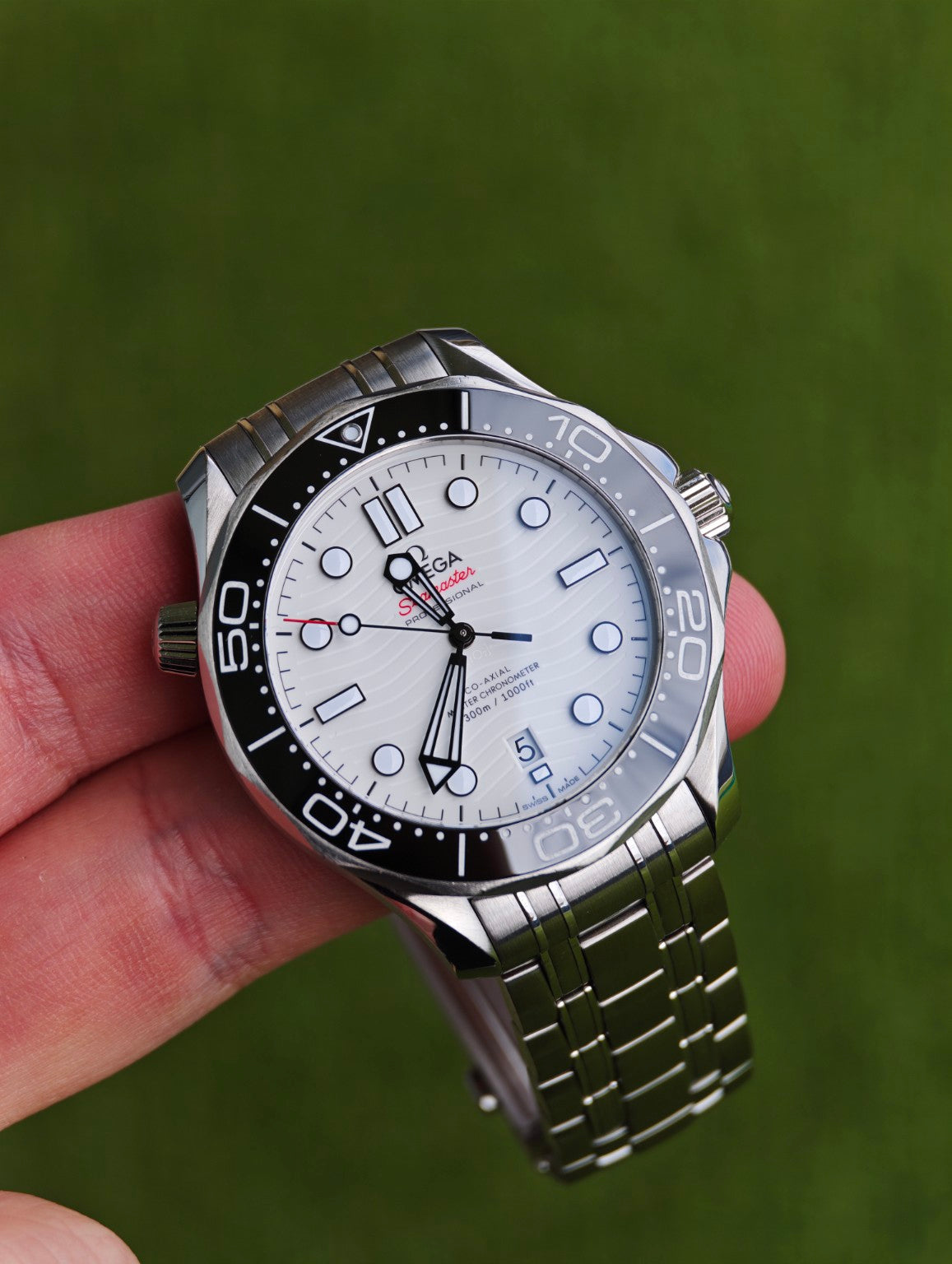 Omega Seamaster Diver 300M white wave dial and black bezel on stainless steel bracelet