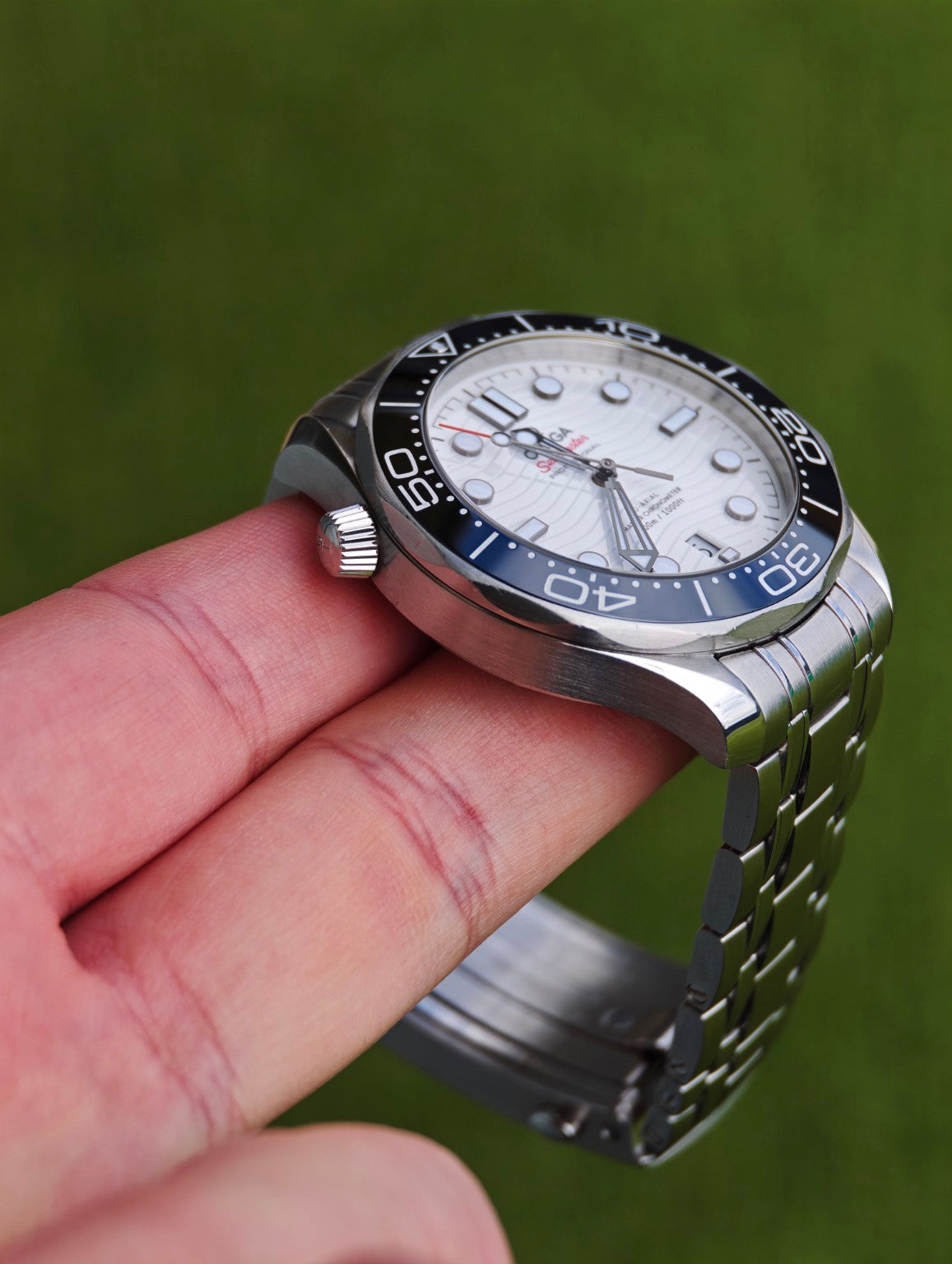 Omega Seamaster Diver 300M side profile and helium escape valve