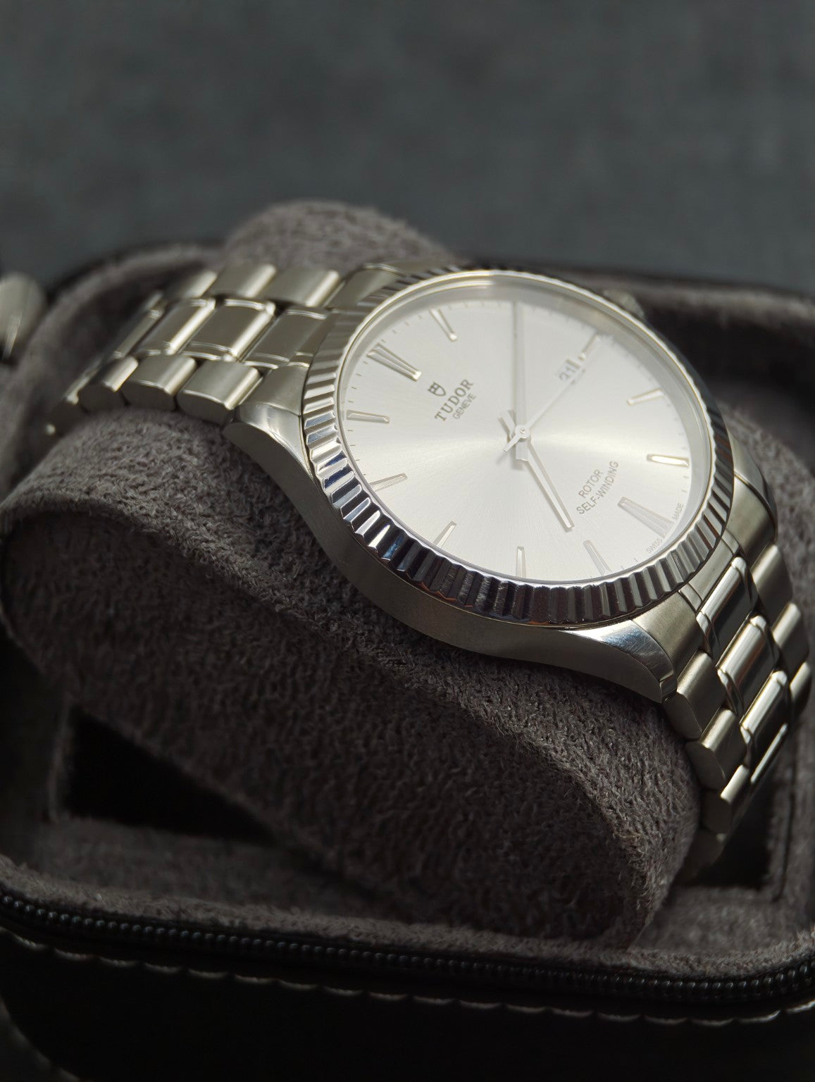 Tudor Style 41mm silver dial and opposite case side